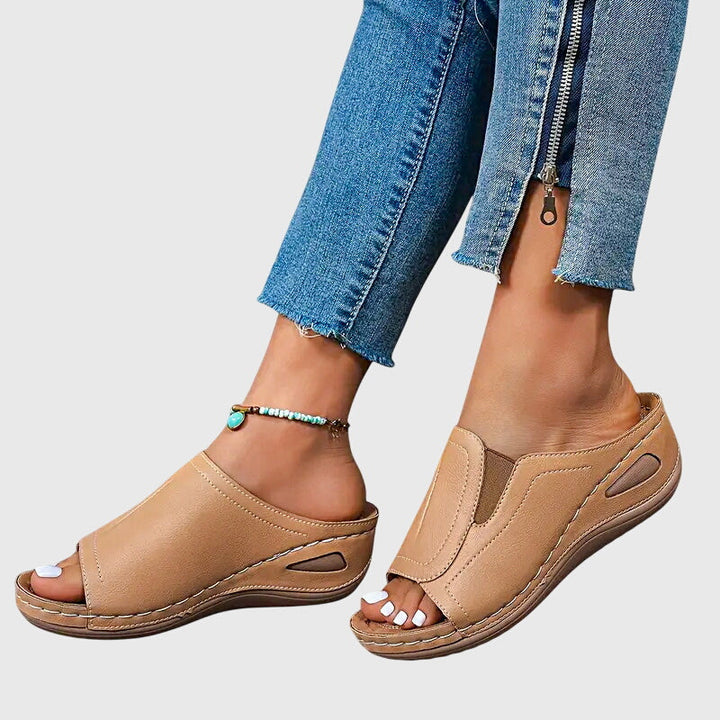 Komfortable Aretha Damensandalen, flach und rutschfest, ideal für entspannte Spaziergänge im Sommer.