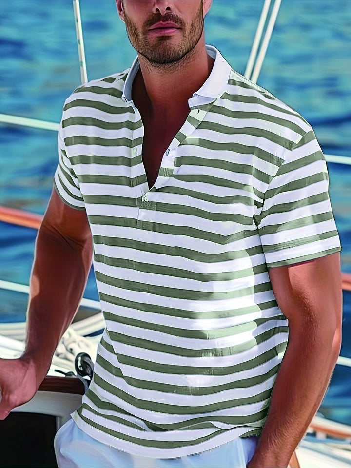 Vorderansicht des maritimen Herren Poloshirts mit Streifen, perfekt für Freizeit.