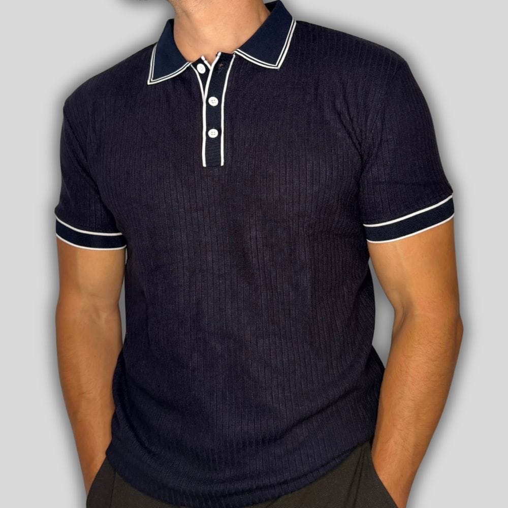 Hellblaues, atmungsaktives geripptes Polo für Herren; ideal für sommerliche Temperaturen und Sport.