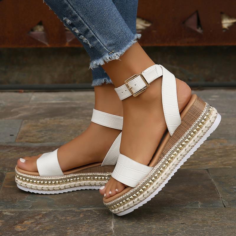 Hochwertige Damen Plateausandalen, modische Damenträger und bequeme Sohle für lange Sommertage. Trendige Damensandalen.