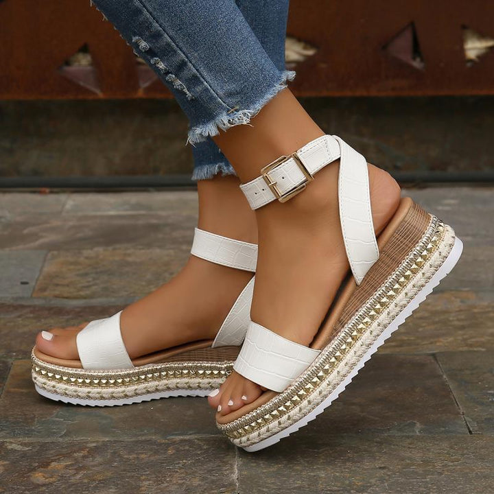 Hochwertige Damen Plateausandalen, modische Damenträger und bequeme Sohle für lange Sommertage. Trendige Damensandalen.