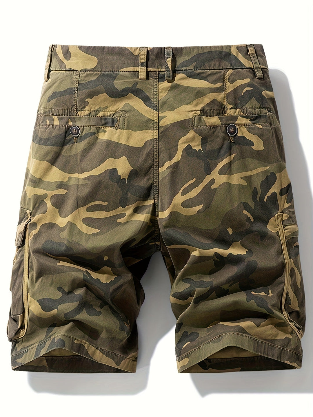 Stylische Männer Cargo-Shorts in Camouflage, perfekt für Freizeit & warme Sommertage.