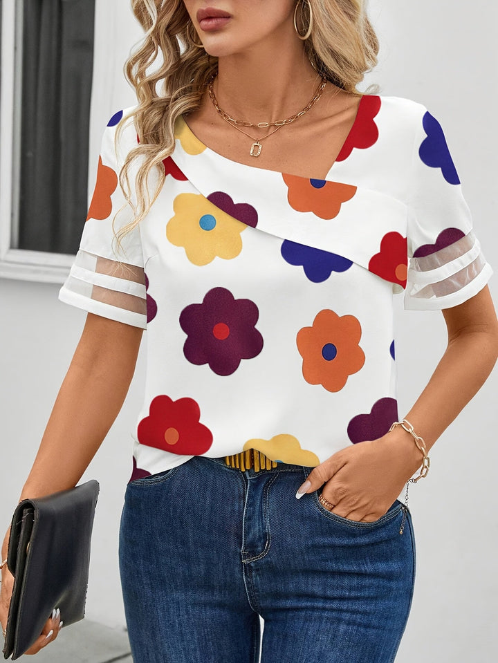 Asymmetrische Damenbluse mit Blumenmuster, sommerlich-chic und locker sitzend.