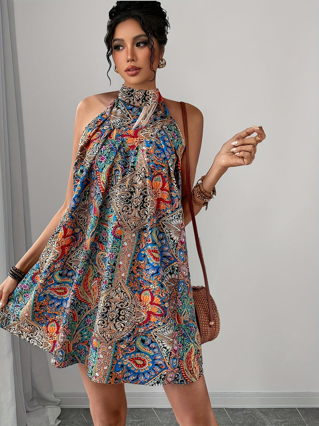 Braunes elegantes A-Linien Sommerkleid für Damen. Modernes Muster, perfekt für Frühling, Sommer & Urlaub.