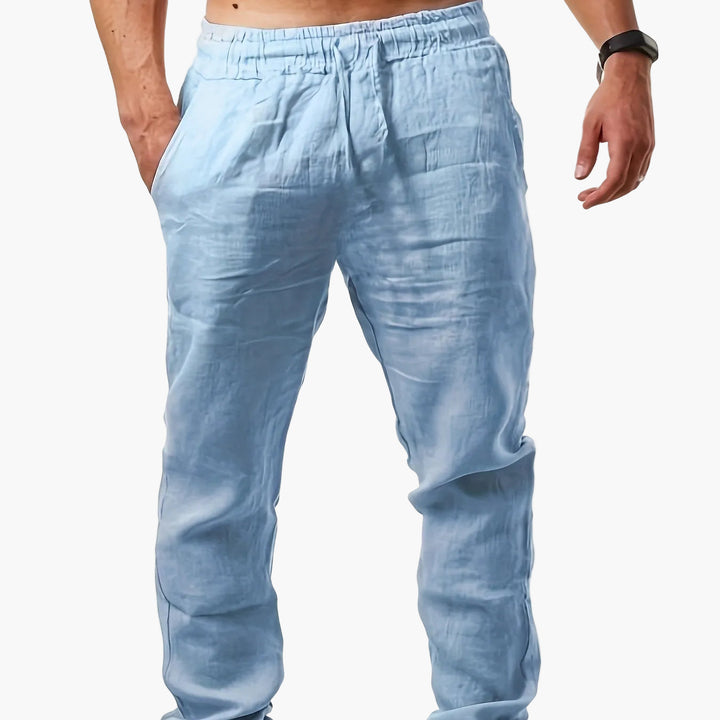 Weiße Loose-Fit Herrenhose mit Kordelzug, perfekt als bequeme Alltagshose.