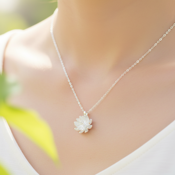 Elegante Damen 925er Silberkette mit detailliertem Lotusblumen-Anhänger. Perfekter spiritueller Damenschmuck.