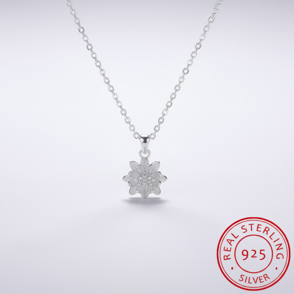 Glänzende 925er Silber Halskette für Damen mit kunstvoll gearbeitetem Lotusblumen-Anhänger, Symbol für Erneuerung.