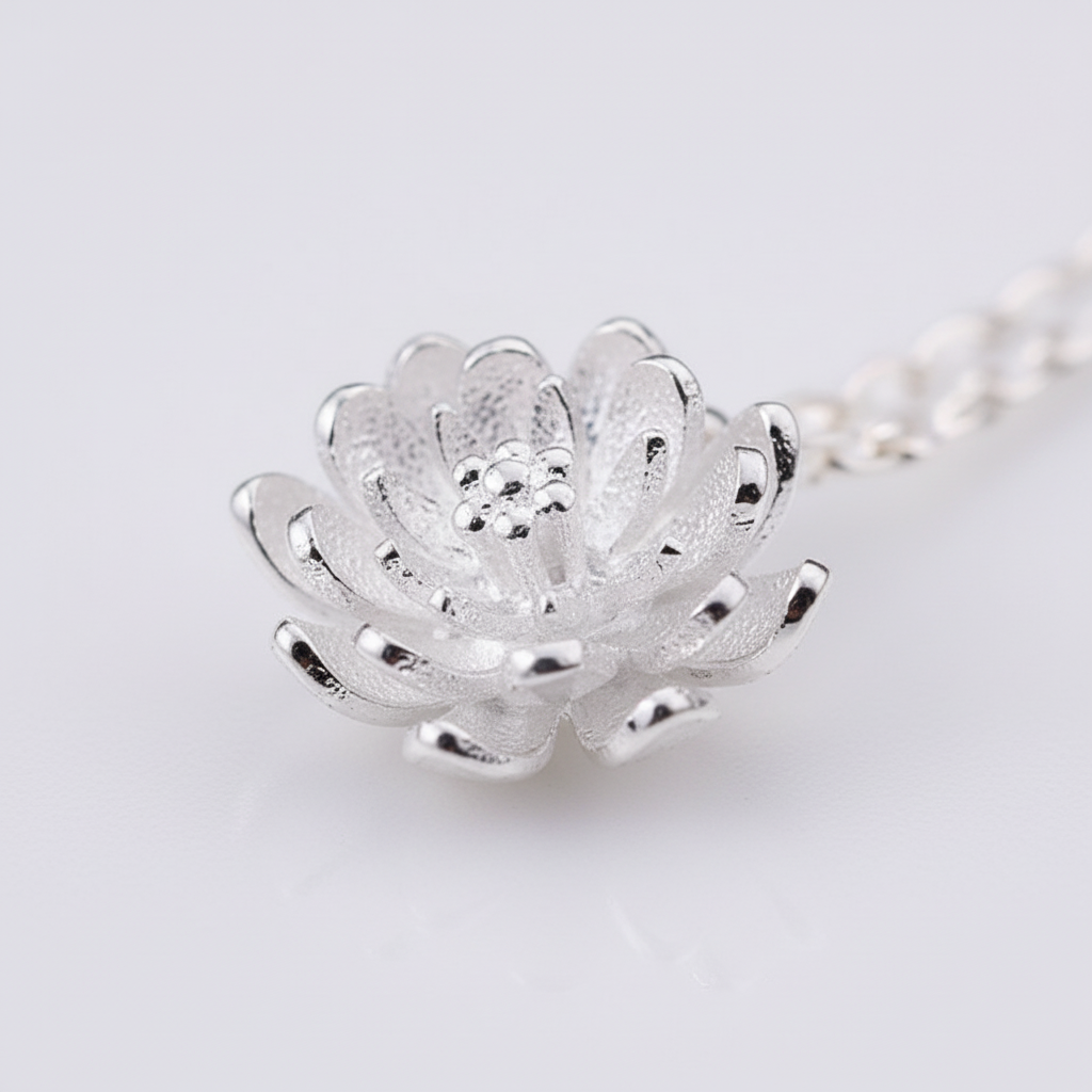 Modische Damen-Halskette aus 925er Silber mit Lotusblume, eine spirituelle Geschenkidee für besondere Anlässe.