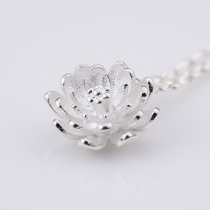 Modische Damen-Halskette aus 925er Silber mit Lotusblume, eine spirituelle Geschenkidee für besondere Anlässe.