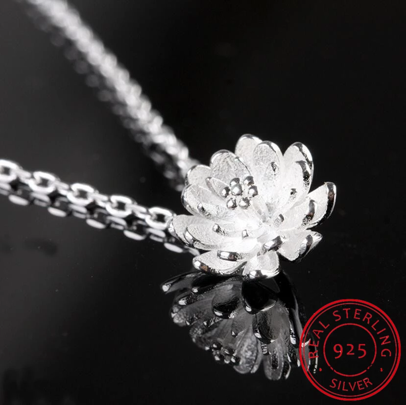 Spirituelle 925er Silberkette mit Lotusblumen-Anhänger für Damen, symbolisiert Reinheit und Erneuerung.