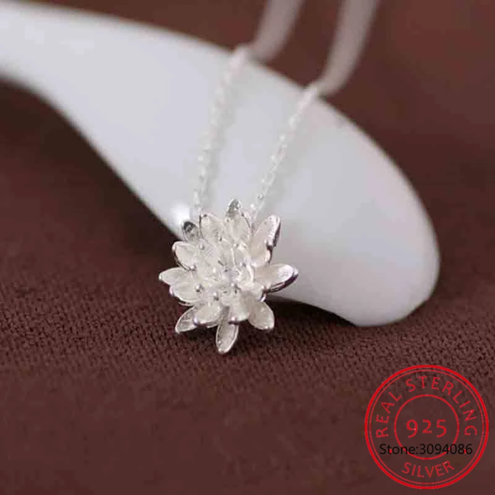 Exquisite 925er Silber Halskette mit filigranem Lotusblumen-Anhänger, ein eleganter Damenschmuck.