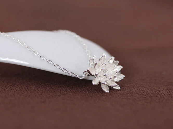 Elegante 925er Silber Halskette mit stilvollem Lotusblumen-Motiv, ein bezaubernder Damenschmuck.