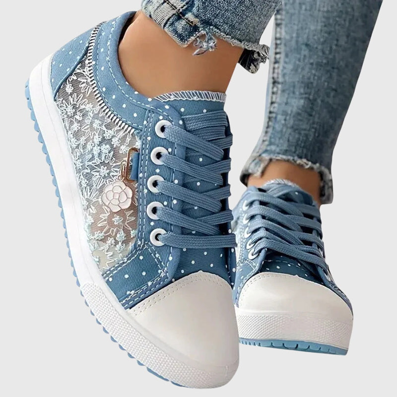 Damen trägt moderne, ergonomische Sneaker. Bequeme Alltagsschuhe für Freizeit und stilvollen Komfort.