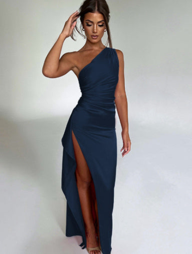 Elegantes Damen Maxikleid mit One-Shoulder Schnitt & hoher Taille. Figurbetontes Design für besondere Anlässe.