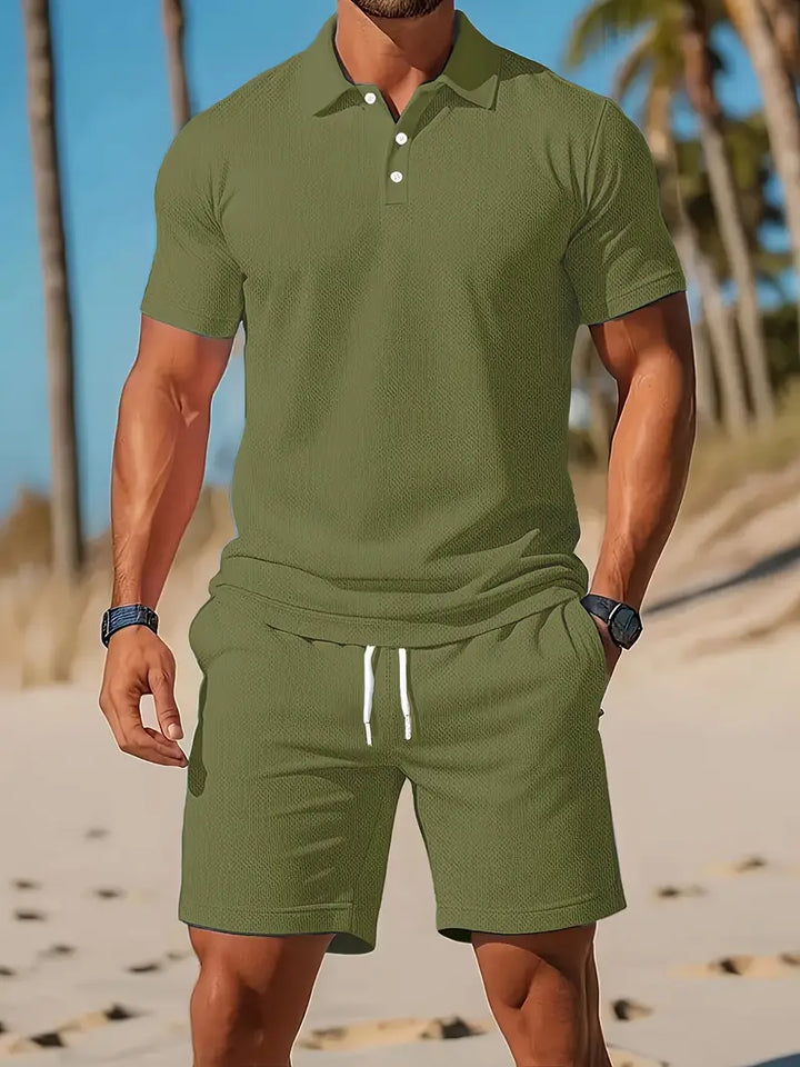 Strandtaugliches Herren Sportset, Kurzarm & Shorts für entspannte Sommerlooks.