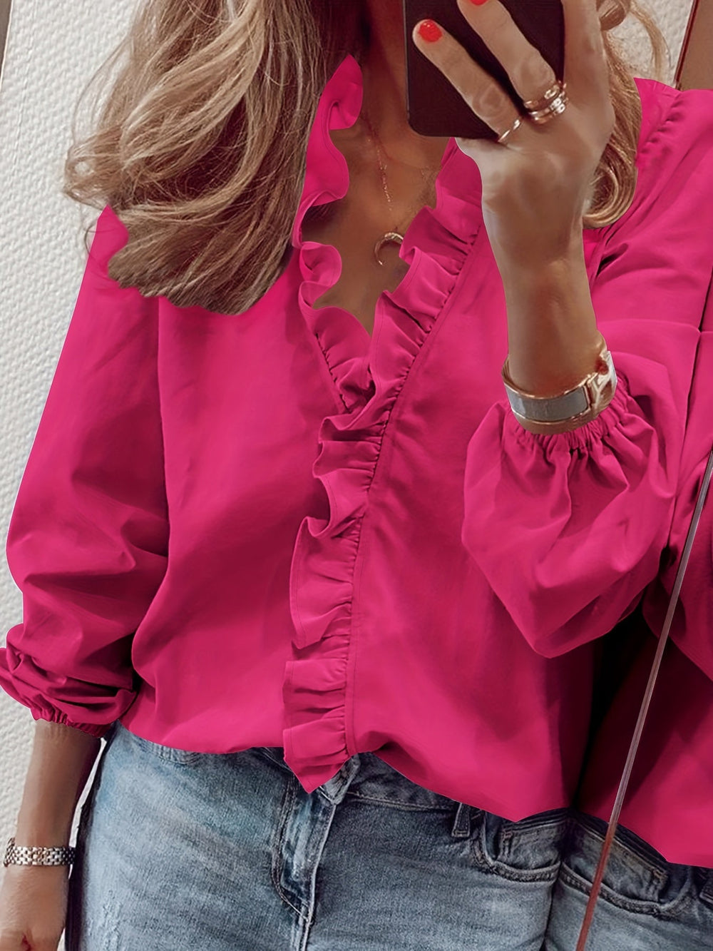 Modische Damen Langarmbluse mit zarten Rüschen und V-Ausschnitt, ideal für elegante Frühlings-Looks.