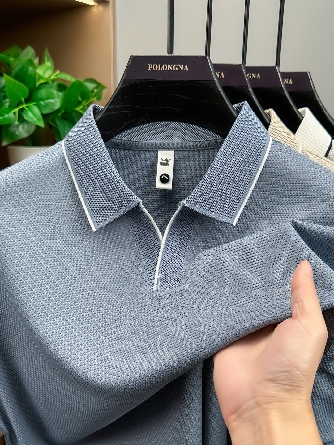 Herren Polohemd Modern Fit in minimalistischem Design, elegant für Business, komfortabel für die Freizeit.