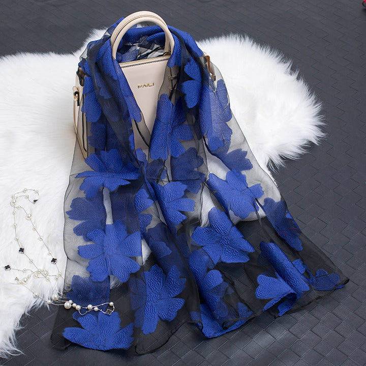 Schöner Damen Seidenschal Fiora mit floralem Print und raffiniertem Cut-out-Design.
