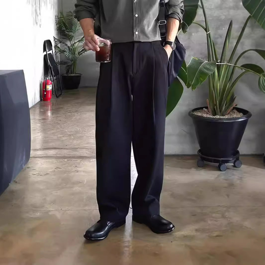 Bequeme Herrenhose mit weitem Bein aus atmungsaktivem Material. Lockerer Schnitt, ideal als vielseitige Freizeithose.