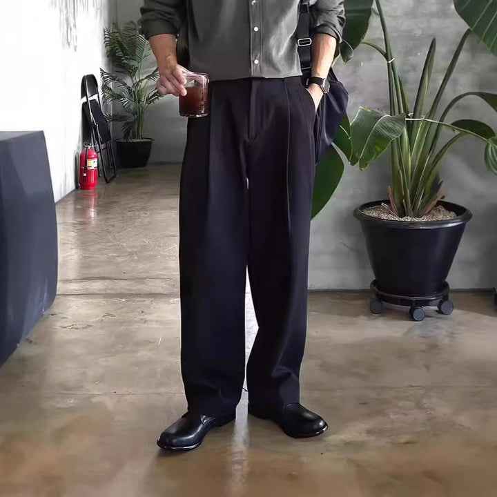 Bequeme Herrenhose mit weitem Bein aus atmungsaktivem Material. Lockerer Schnitt, ideal als vielseitige Freizeithose.