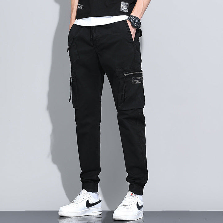 Komfortable Herren-Cargohose mit weitem Bein. Entspannte Latzhose mit Kordelzug und vielen praktischen Taschen.