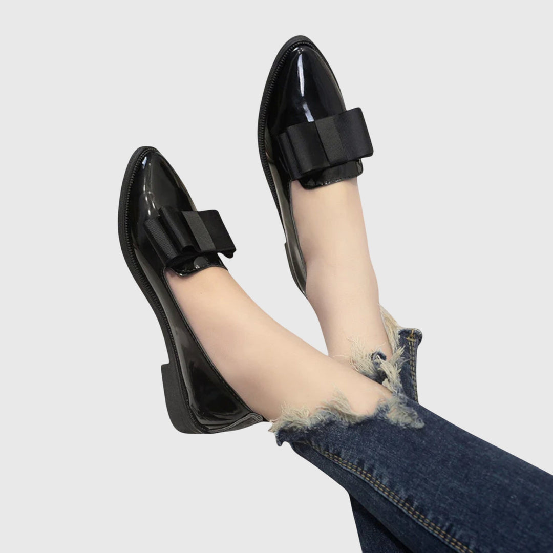 Damenfuß in bequemen Slip-On Loafern. Komfortschuhe für entspannte Tage oder stilvolle Business Casual Looks.