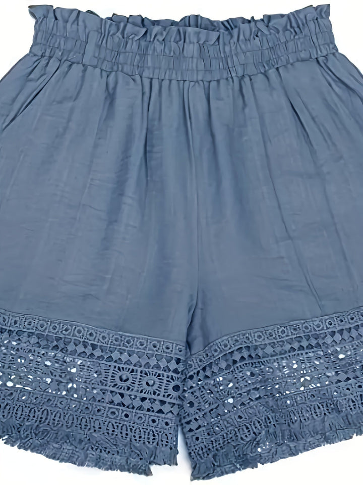 Nahaufnahme des zarten Häkeleinsatzes an den luftigen Damen Boho Shorts für den Sommer.