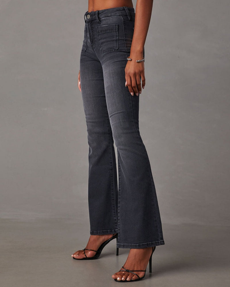 Damen Highwaist Schlaghose in Schwarz, ausgestellt für einen stilvollen Look. Komfortable Jeans.