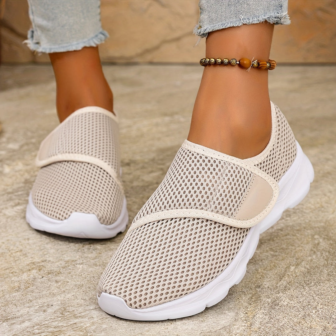 Moderne beige Damen Slip-On Sneaker, bequem, verstellbar und perfekt als Sommerschuh.