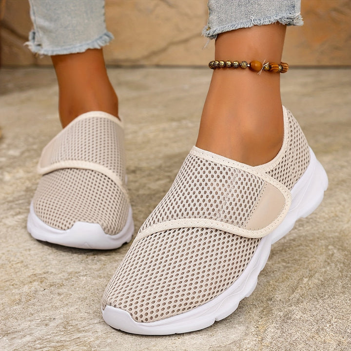 Moderne beige Damen Slip-On Sneaker, bequem, verstellbar und perfekt als Sommerschuh.