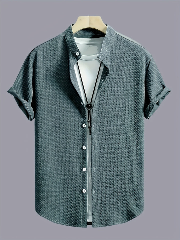Bequemes Herren Kurzarmhemd im stylischen Lagenlook. Ideal für Männer im Alltag und in der Freizeitmode.