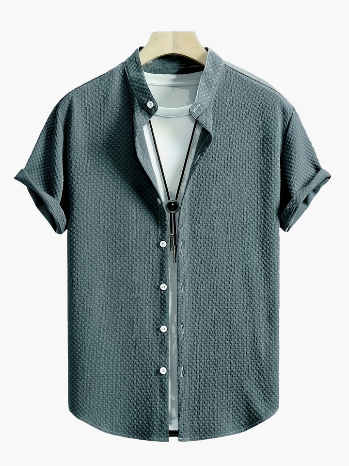 Trendiges Herren Kurzarmhemd im originellen Lagenlook. Ideal als lässiges Sommerhemd für die Freizeit.