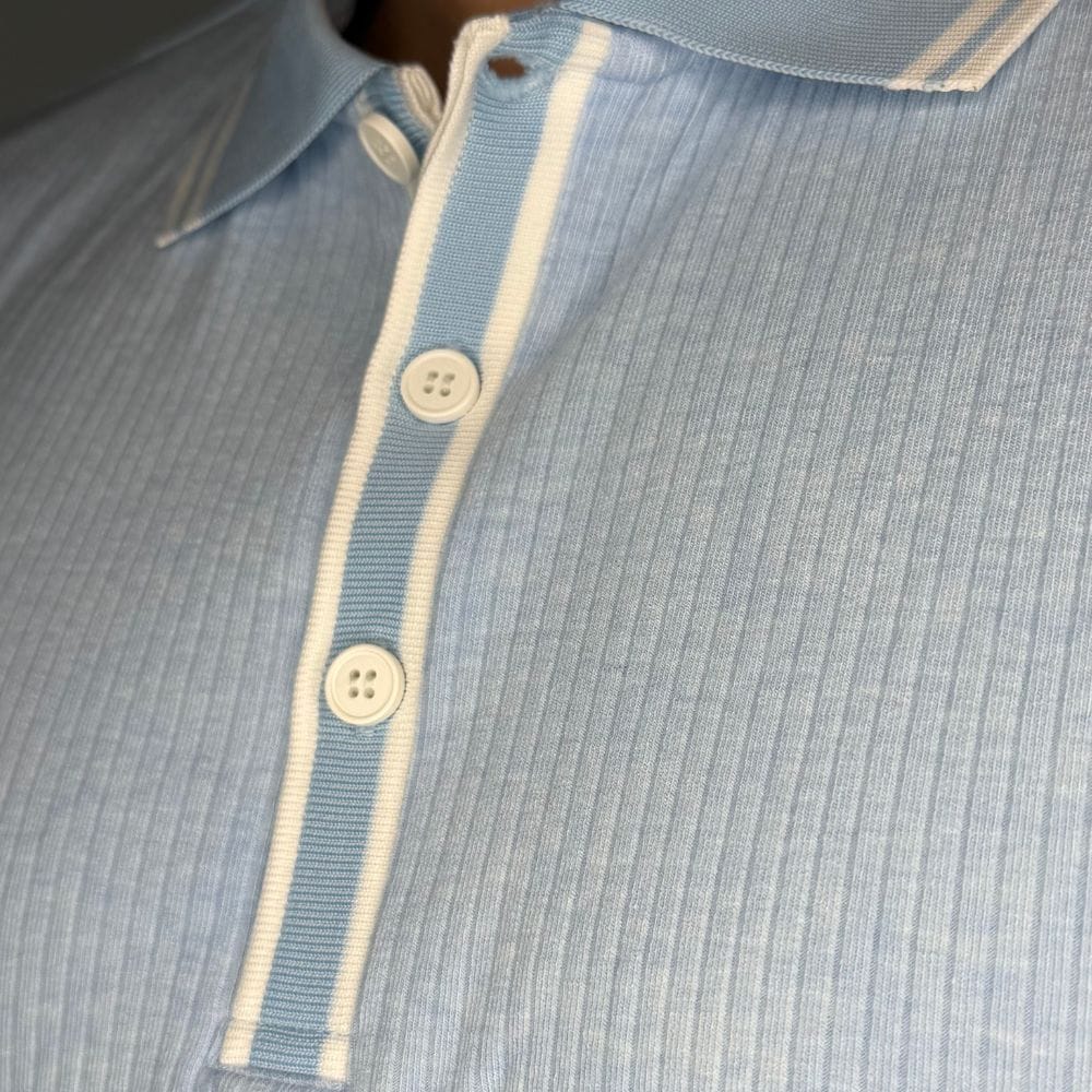 Schwarzes, eng anliegendes geripptes Polo für Herren; schick und modern, auch für den Abend.