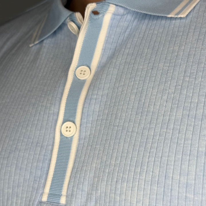 Schwarzes, eng anliegendes geripptes Polo für Herren; schick und modern, auch für den Abend.