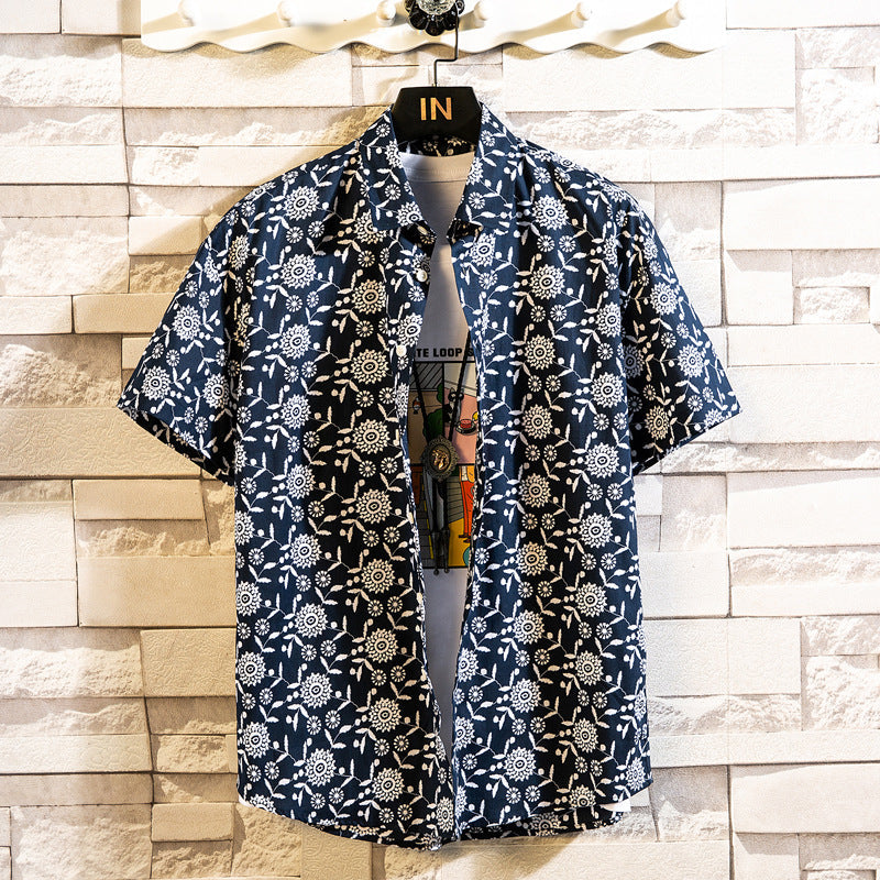 Stylisches Herren Kurzarmhemd mit lebhaftem Blumenmuster und Reverskragen für den Sommer.