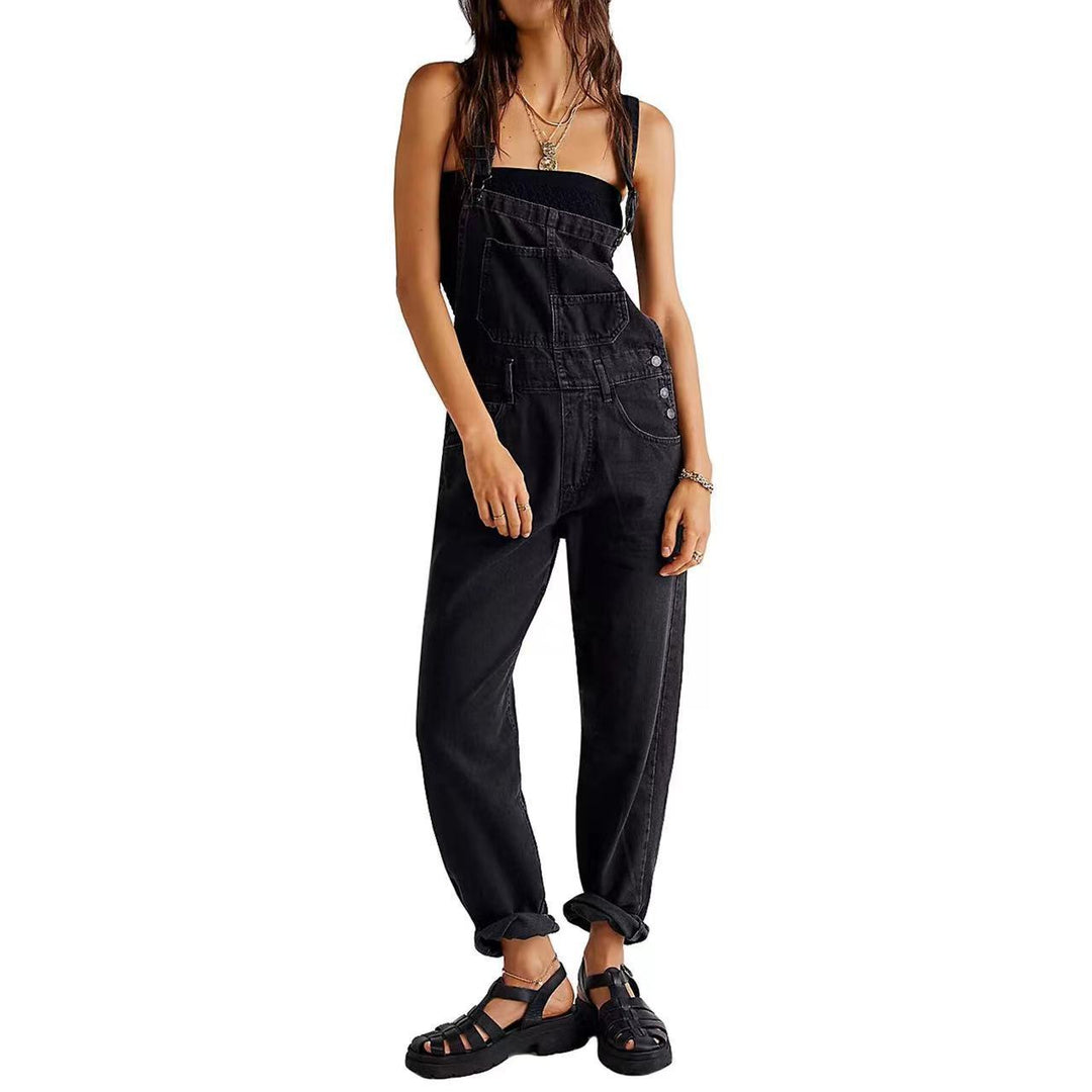 Nahaufnahme: Lässige hellblaue Damen Latzhose, Relaxed Fit. Praktische Taschen, bequemer Streetstyle für Frühling.