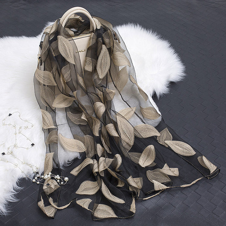 Dieser Damen Seidenschal Fiora kombiniert Blumenmuster mit einem trendigen Cut-out-Look.