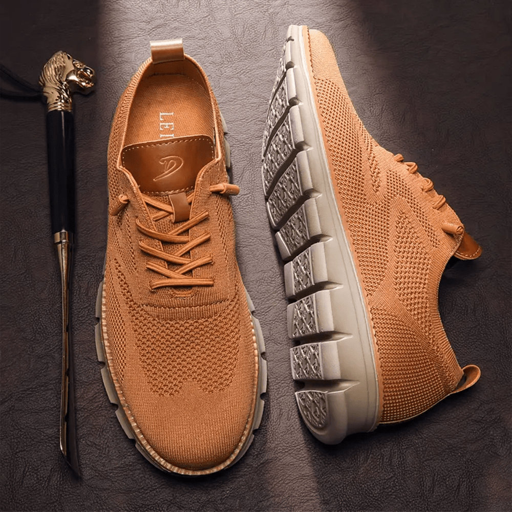 Stylische Herren-Sneakers in Karamell von der Seite, bieten Komfort und Flexibilität.