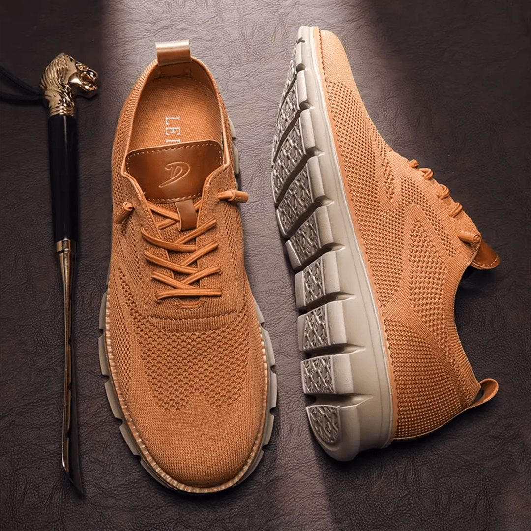 Stylische Herren-Sneakers in Karamell von der Seite, bieten Komfort und Flexibilität.