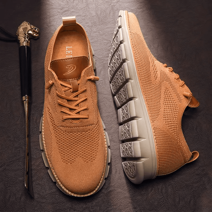 Stylische Herren-Sneakers in Karamell von der Seite, bieten Komfort und Flexibilität.