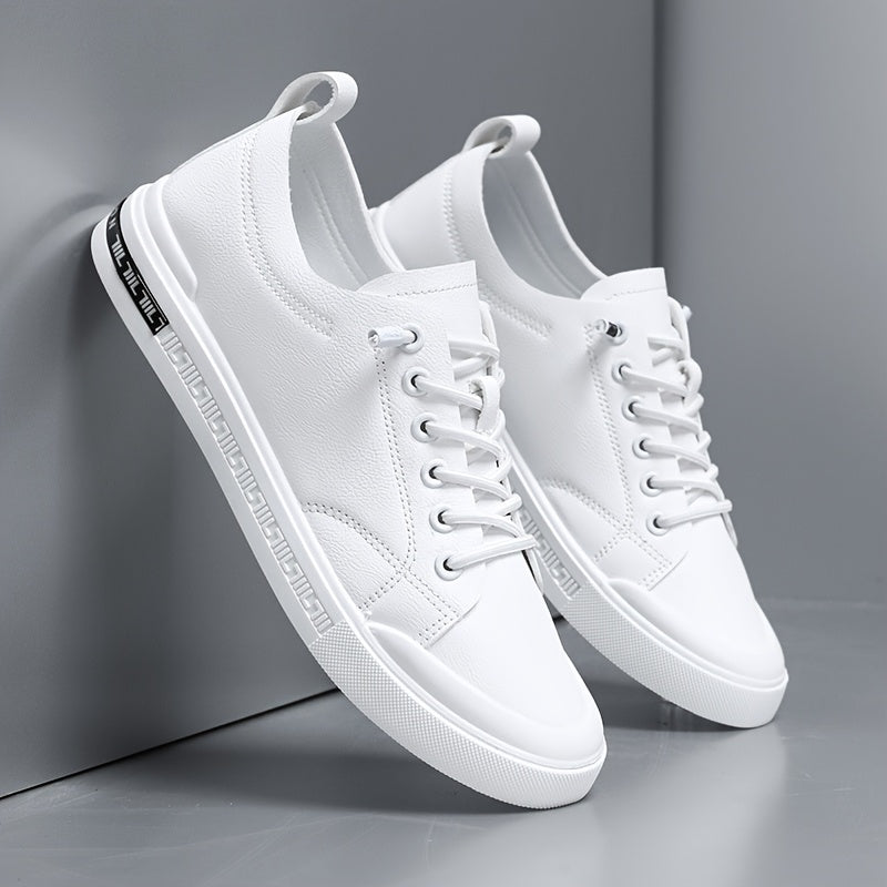 Ein Paar stilvolle Herren-Straßenschuhe in Schwarz-Weiß, bequeme Schnürschuhe für urbanen Look & täglichen Gebrauch.