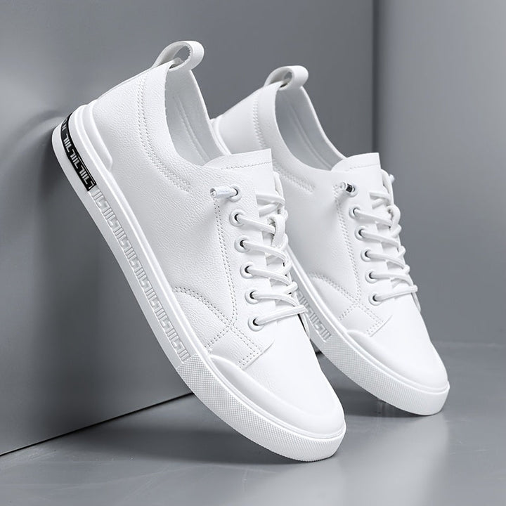 Ein Paar stilvolle Herren-Straßenschuhe in Schwarz-Weiß, bequeme Schnürschuhe für urbanen Look & täglichen Gebrauch.