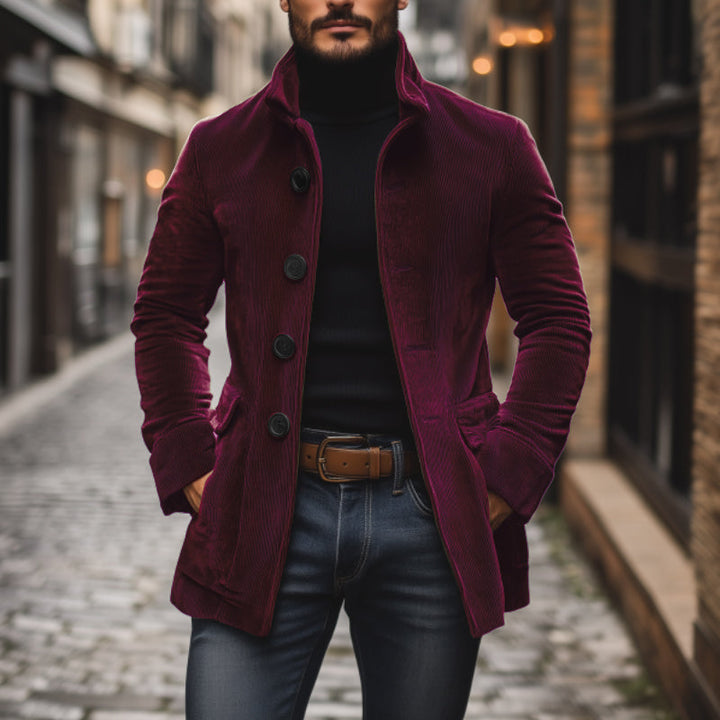 Stylische Herrenjacke im Peacoat-Look mit durchgehendem Knopfverschluss und markantem Stehkragen, modisch.