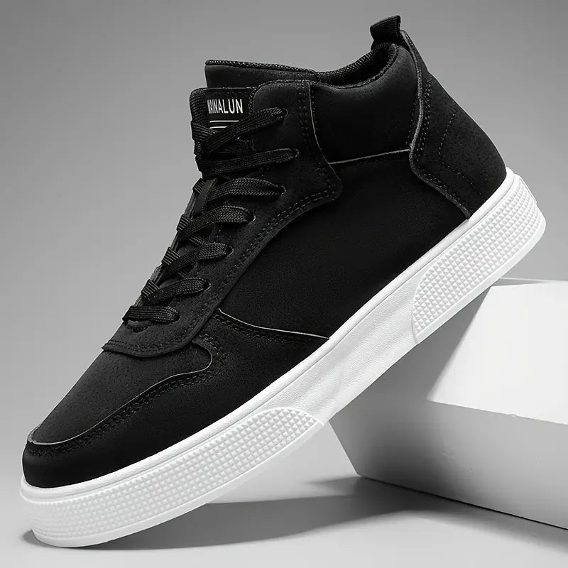 Grüne Herren Sneakers an einem Fuß, rutschfeste Freizeitschuhe, bequem für Spaziergänge und Outdoor-Aktivitäten.