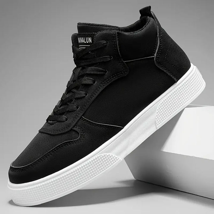 Grüne Herren Sneakers an einem Fuß, rutschfeste Freizeitschuhe, bequem für Spaziergänge und Outdoor-Aktivitäten.