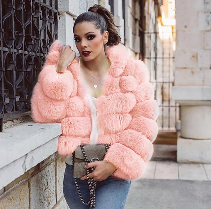 Gemütliche Damen Winterjacke, kurz & elegant, mit Kappenkragen. Ideal als warme Oberbekleidung für Modebewusste.