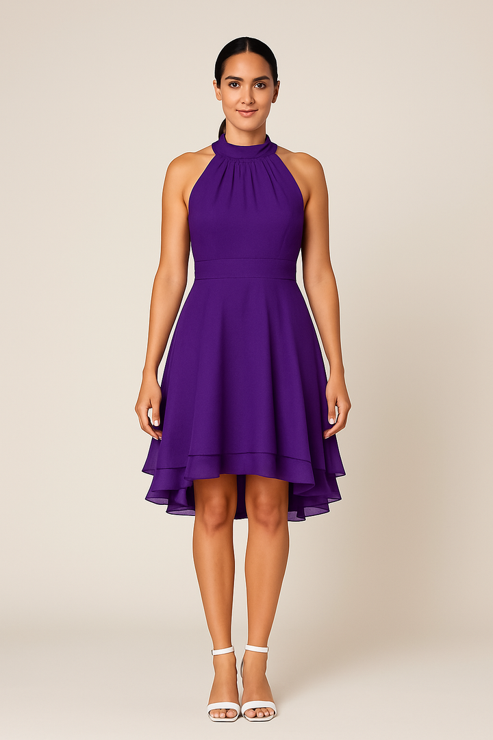 Modernes Damen Sommerkleid als Neckholderkleid mit stylischem High-Low Stufenrock. Das ideale Urlaubskleid.