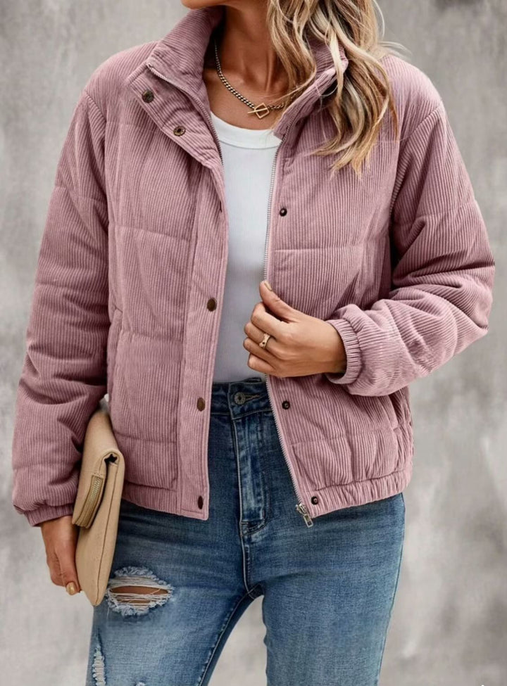 Damen Rollkragenjacke in moderner Passform, langarm, perfekt für stilvolle Alltagsoutfits.
