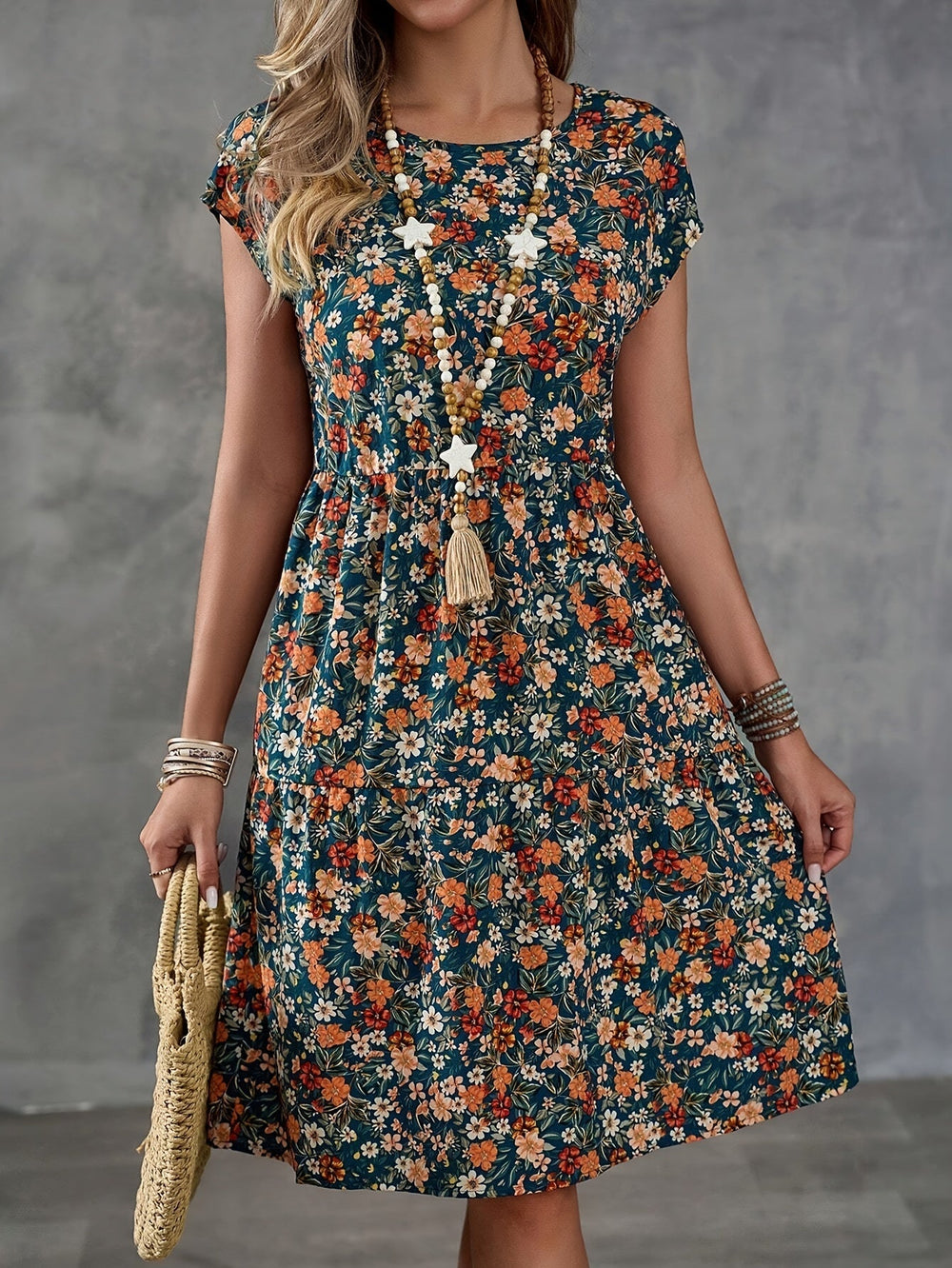 Leichtes Damen Blumenkleid im Boho-Stil, Kurzarm. Perfekt für sommerliche Freizeit und Urlaubstage.