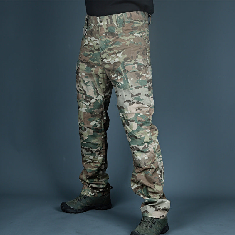 Herren Cargohose in Camouflage mit praktischen Utility-Taschen. Robuste taktische Hose für Abenteuer & Alltag.